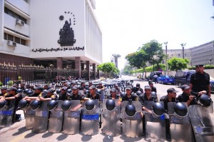 State Security Forces block access to Parliament building (photo by Hassan Ibrahim)
