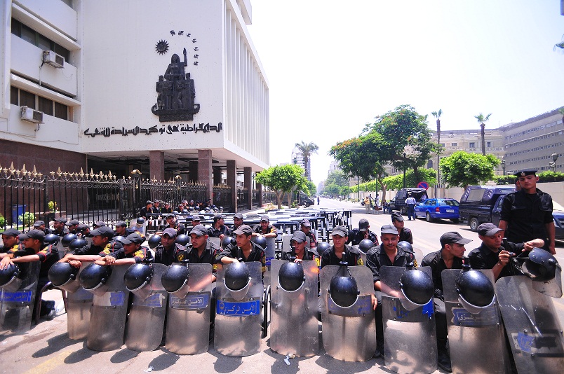 State Security Forces block access to Parliament building (photo by Hassan Ibrahim)