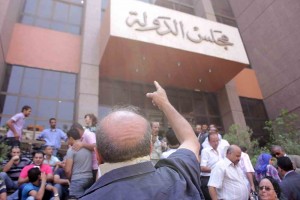 Protesters outside the Administrative court in Cairo wait for a Court ruling on the panel of Judges designated to decide on the legitimacy of the constitutional committee on 30 July in Cairo (photo: The Daily News Egypt/ Mohamed Omar)