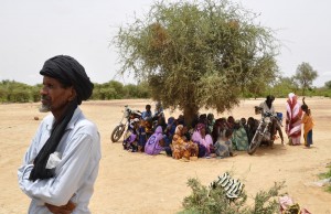 Refugees from Mali rest in the shade of a tree inside a refugee camp (photo: AFP / Ahmed Ouoba)