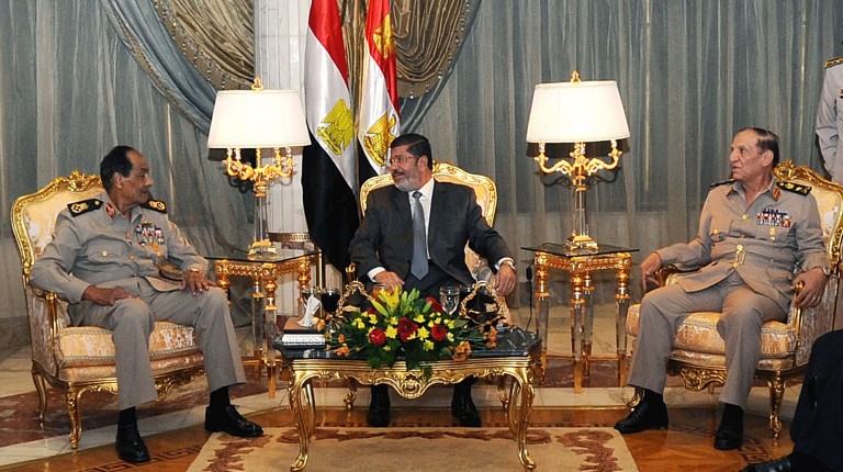 President Mohamed Morsi (C) meeting with Field Marshal Mohammed Hussein Tantawi (L) and armed forces chief Sami Anan (R) during an iftar meal ceremony at Al-Jalaa military club in Cairo on 29 July AFP PHOTO / HO / EGYPTIAN PRESIDENCY