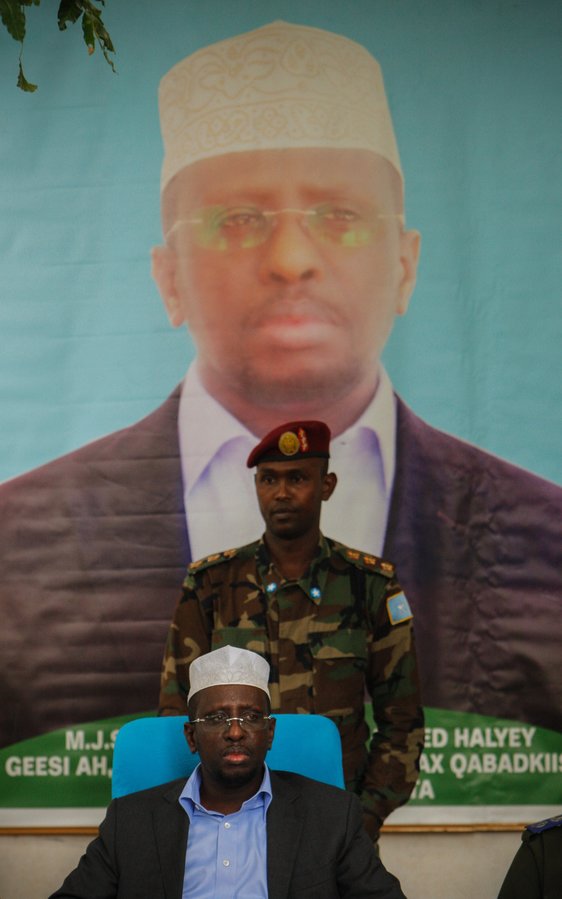 President Sharif Sheikh Ahmed meeting traditional elders and leaders of Balad, Middle Shabelle regionAFP PHOTO / AU-UN IST/ STUART PRICE