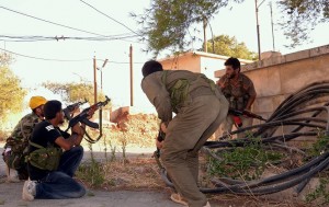 Syrian government forces take position in the Saif al-Dawla district of Aleppo on 11 August as deadly clashes raged in Syria's second city and regime forces shelled several rebel-held neighbourhoods AFP PHOTO / Stringer