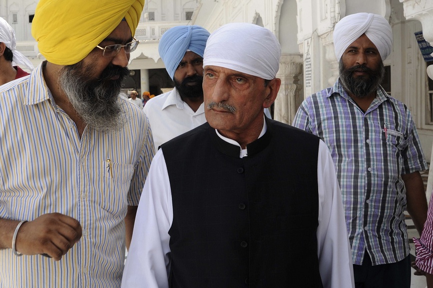 A file photo taken on 19 May 2011 shows Pakistani Federal Railways Minister Haji Ghulam Ahmed Bilour (centre) paying his respects at the Sikh Shrine the Golden temple in Amritsar. AFP PHOTO / NARINDER NANU