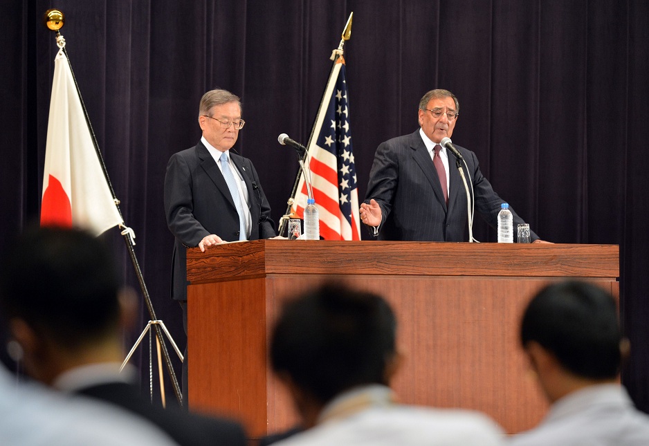 US Defense Secretary Leon Panetta (right) and his Japanese counterpart Satoshi Morimoto hold a joint press conference at the Ministry of Defense in Tokyo AFP PHOTO / KAZUHIRO NOGI