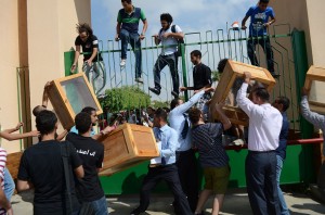 GUC security personnel trying to prevent students from entering the university campus with the referendum boxes Haleem Elshaarani / DNE
