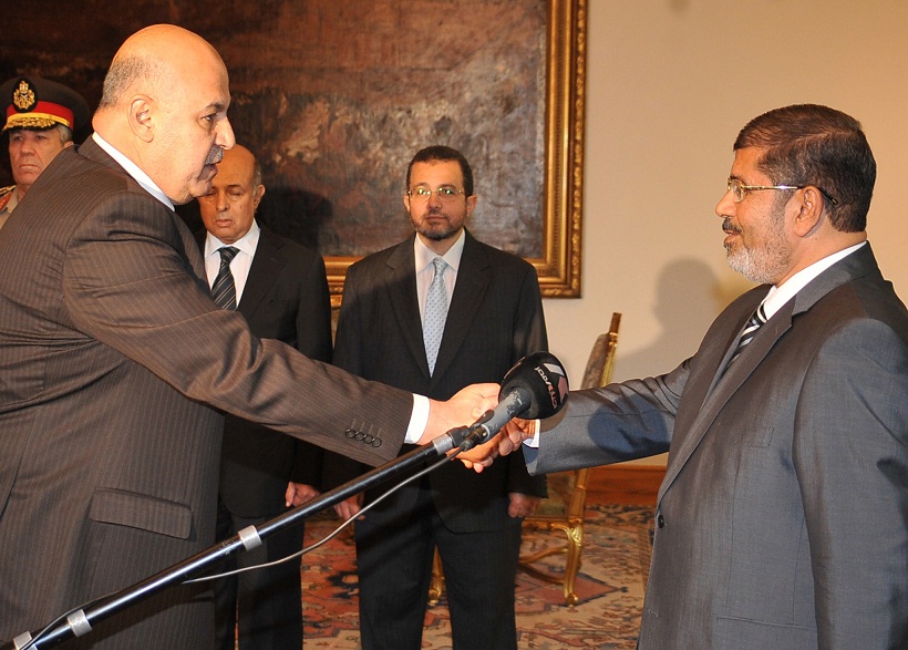 President Mohammed Morsi (R) shaking hands with his newly appointed vice president, former judge Mahmud Mekki during a swearing-in ceremony at the presidential palace in Cairo on 12 August AFP PHOTO/HO/EGYPTIAN PRESIDENCY
