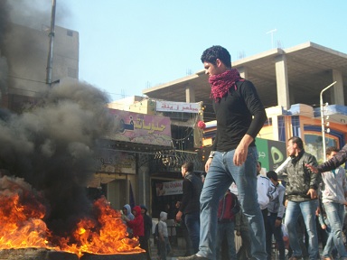 El-Matary's family and friends block 23 July Street in Arish. (PHOTO BY Nasser El-AZAZY)
