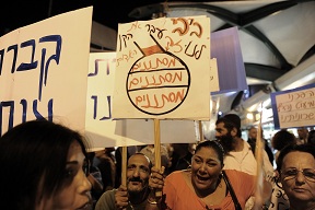 Israeli protesters hold signs during a demonstration against African immigrants living in Israel, in the Mediterranean coastal city of Tel Aviv. (AFP PHOTO/DAVID BUIMOVITCH)