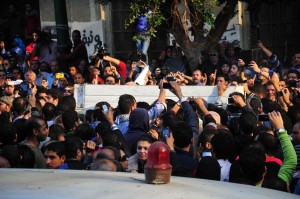 The funeral procession of Jika attracts a large crowd as it moves from the Omar Makr Mosque near Tahrir Square to Mohamed Mahmoud Street. (DNE / Hassan Ibrahim)