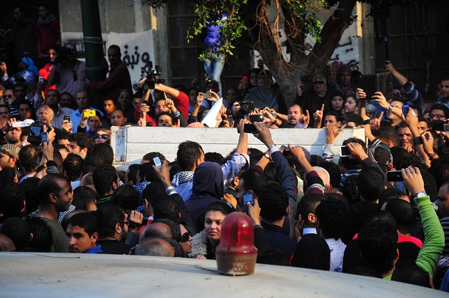 The funeral procession of Jika attracts a large crowd as it moves from the Omar Makr Mosque near Tahrir Square to Mohamed Mahmoud Street. (DNE / Hassan Ibrahim)