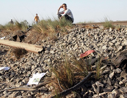 An Egyptian looks at the wreckage caused by a train accident in the province of Assuit, south of Cairo on November 17, 2012. (AFP PHOTO/STR)