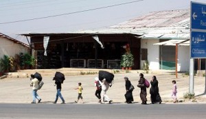Carrying their luggage people walk close to the area of the Masnaa crossing between the eastern Lebanon and neighboring Syria (File photo) AFP Photo / Stringer