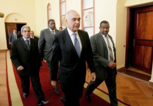 Foreign Minister Mohamed Amr (centre) met a delegation from the EU (File photo)