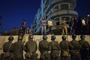 Civilians stand on top of one of the walls built by the army surrounding the presidential palace (AFP Photo / Gianluigi Guercia)