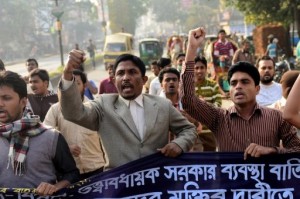 Jamaat supporters torched and damaged about 20 vehicles in Dhaka today (AFP/ MUNIR UZ ZAMAN)