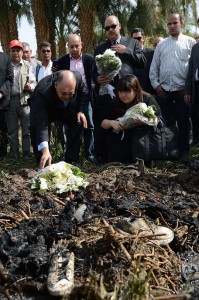 Ezat Saad, Governor of the ancient temple city of Luxor and Japanese Okumura Hatsuko director of Japanese division in an Egyptian travel agency lay flowers at the site of a hot air balloon accident (AFP Photo / Khaled Desouki)