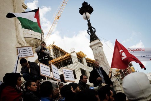 The mass rally was called to defend the right of Ennahda to continue at the head of the ruling coalition and oppose to form a government of technocrats. (AFP-Photo)