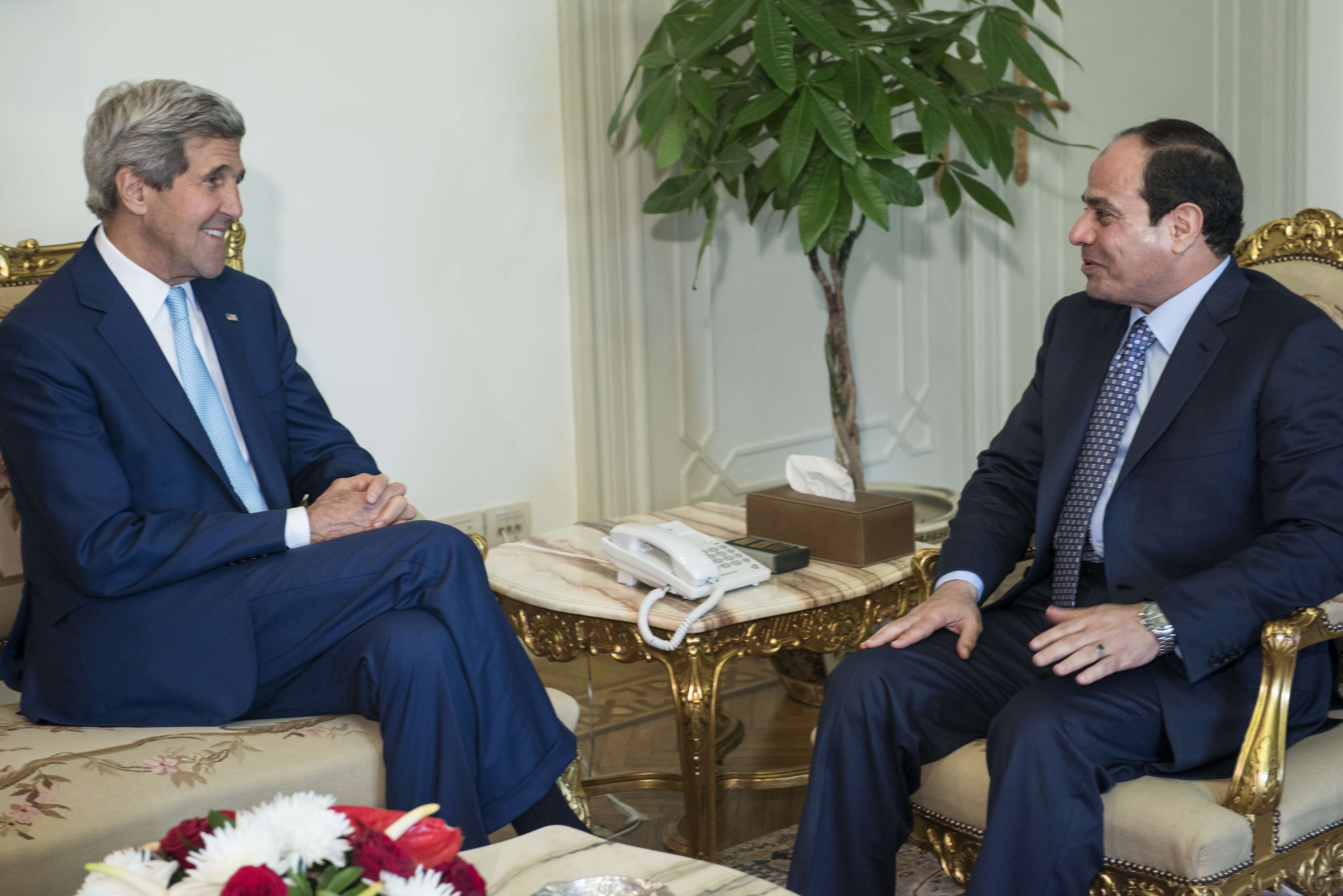 Egypt’s President Abdel Fattah Al-Sisi (R) and US Secretary of State John Kerry talk before a meeting at the Presidential Palace on June 22, 2014, in the capital Cairo. Kerry arrived in Egypt on a surprise trip to push for democracy in the politically tumultuous country as Washington quietly released $572 million in military aid. (AFP PHOTO/POOL/BRENDAN SMIALOWSKI)