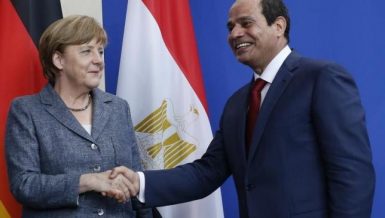 German Chancellor Angela Merkel and Egypt's President Abdel Fattah Al-Sisi shake hands following a news conference at the Chancellery in Berlin, Germany June 3, 2015. REUTERS/Fabrizio Bensch