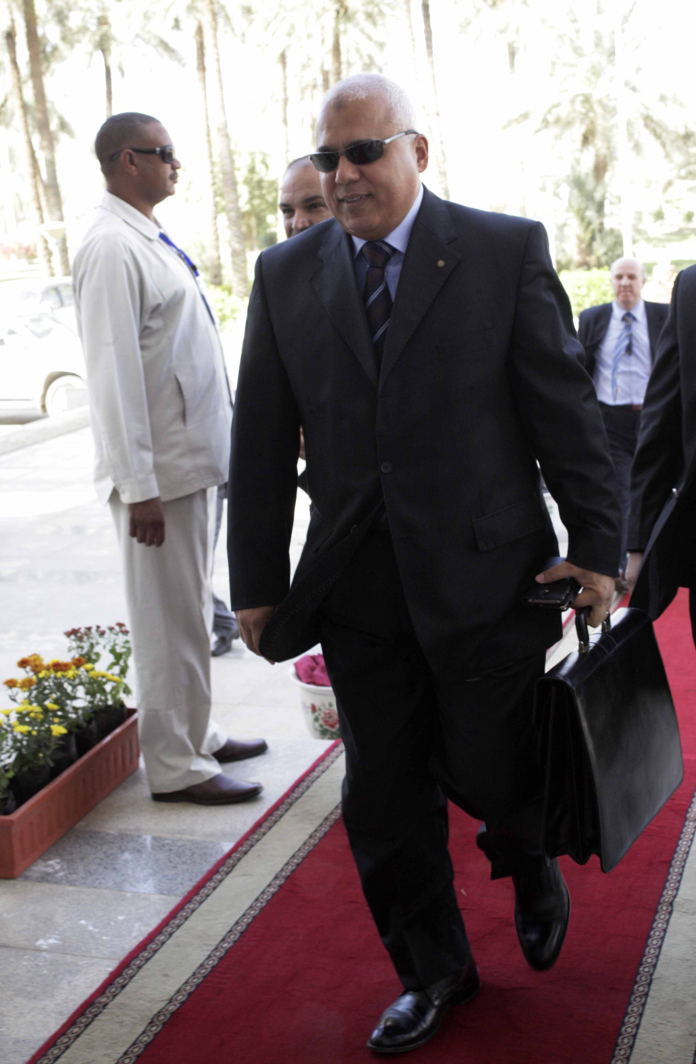 Egyptian Water Minister Mohamed Abdul Muttalib arrives at a meeting in Khartoum to discuss an Ethiopian dam project on the Nile River with his counterparts from Sudan and Ethiopia on December 9, 2013. (AFP PHOTO/EBRAHIM HAMID)