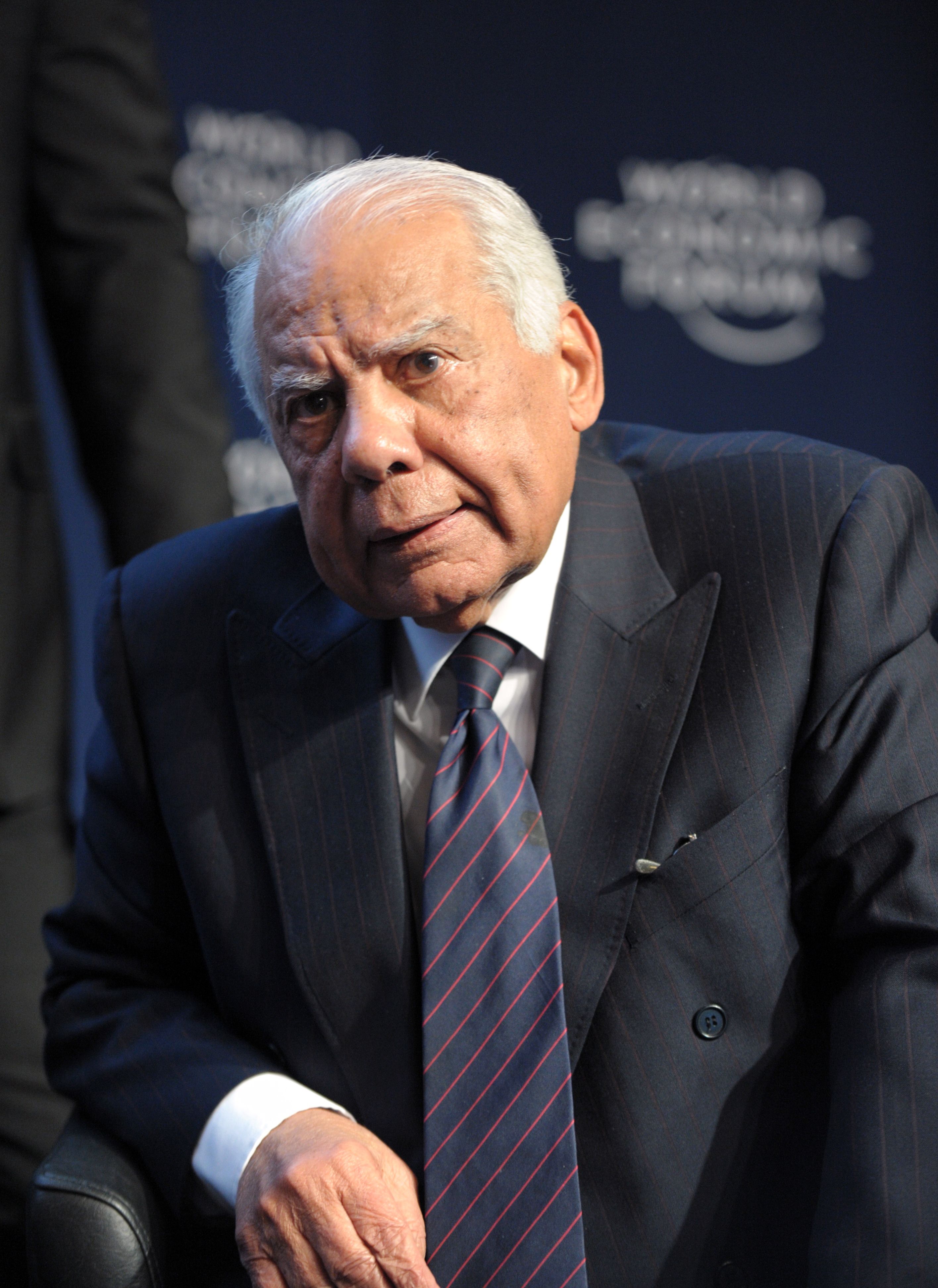 Egypt's interim Prime Minister Hazem Beblawi poses at the end of a session at the World Economic Forum in Davos on 23 January 2014. (AFP Photo)
