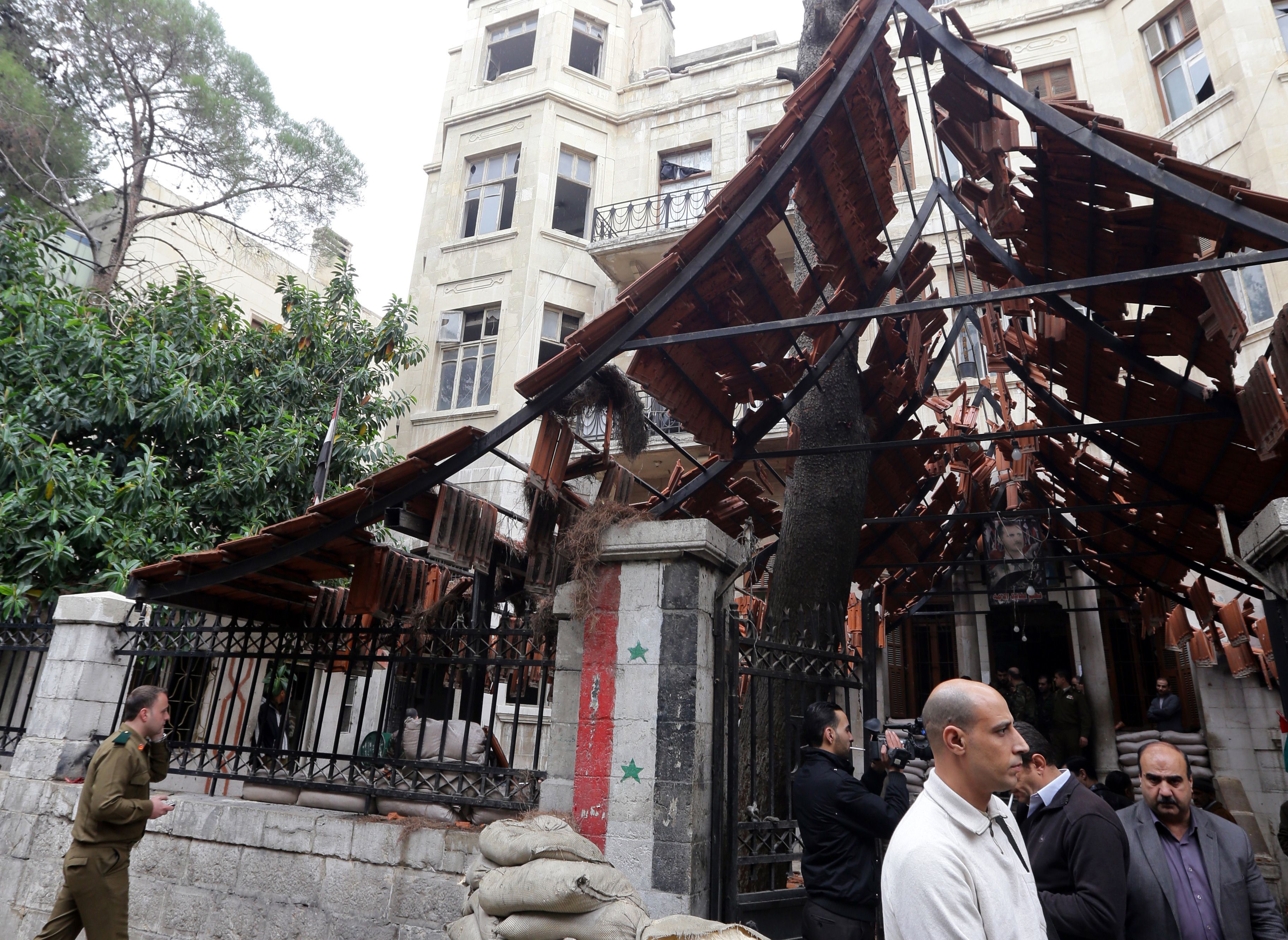 A general view shows damage at the scene of a suicide attack in central Damascus on December 3, 2013. (AFP PHOTO/ LOUAI BESHARA)