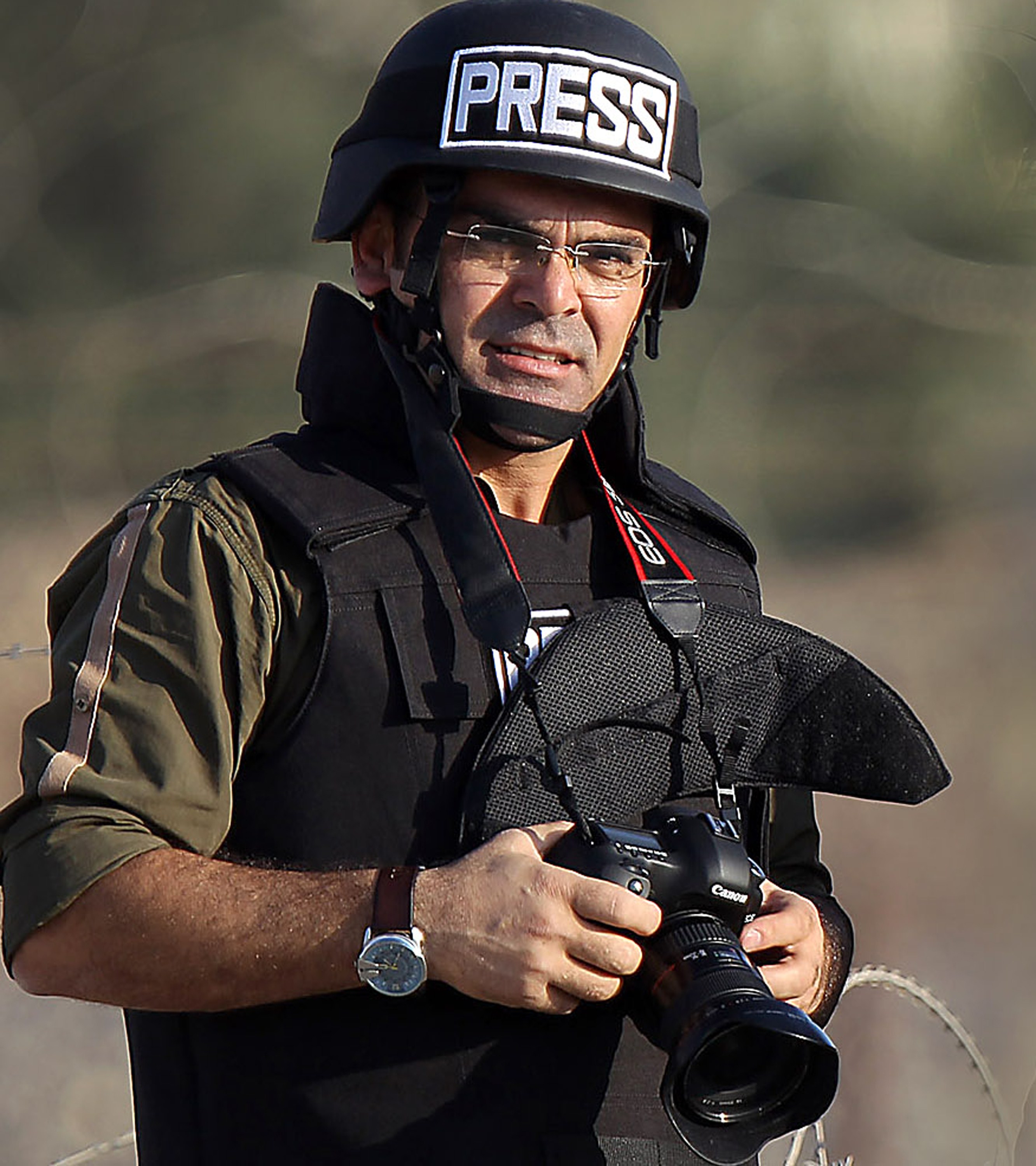 Photo taken on November 11, 2012 shows Turkish photojournalist Bunyamin Aygun working at Ceylanpinar in Urfa, near the Syrian border. Turkish photographer Bunyamin Aygun has disappeared in neighbouring Syria while covering the civil war there, his newspaper Milliyet said on December 17, 2013. "We haven't received any news from our journalist, who was on a reporting mission, for more than two weeks," an official from the Milliyet newspaper said. (AFP PHOTO / BULENT KILIC)