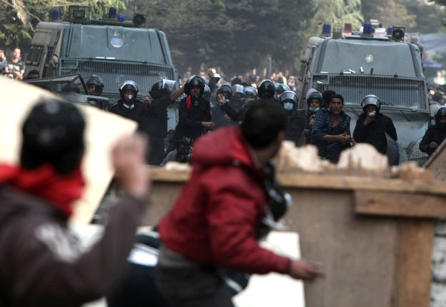 Egyptian protesters clash with riot police along a road which leads to the Interior Ministry, near Tahrir Square, in Cairo on November 23, 2011. (AFP File Photo)