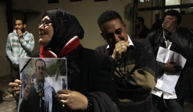 Relatives of Egyptian journalist El-Husseini Abu Deif, killed during clashes in Cairo the previous week, mourn during his funeral, Cairo on 12 December 2012. (AFP Photo)