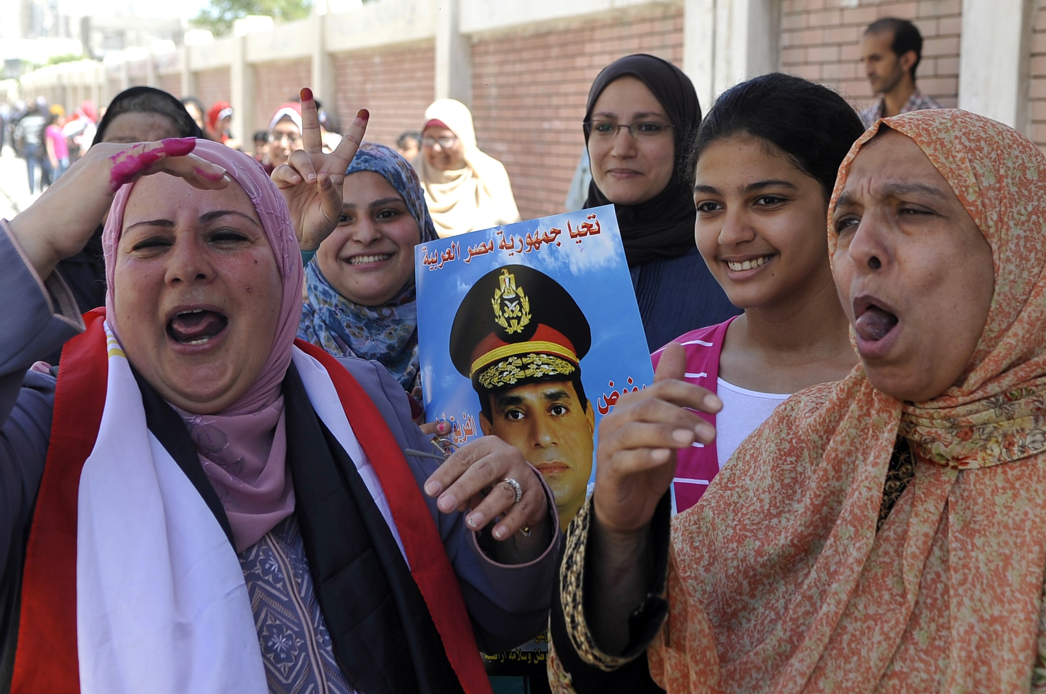 Supporters of ex-army chief Abdel Fattah al-Sisi celebrate after voting in front of a polling station in the Mediterranean porty city of Alexandria on Monday. (AFP PHOTO/STR)