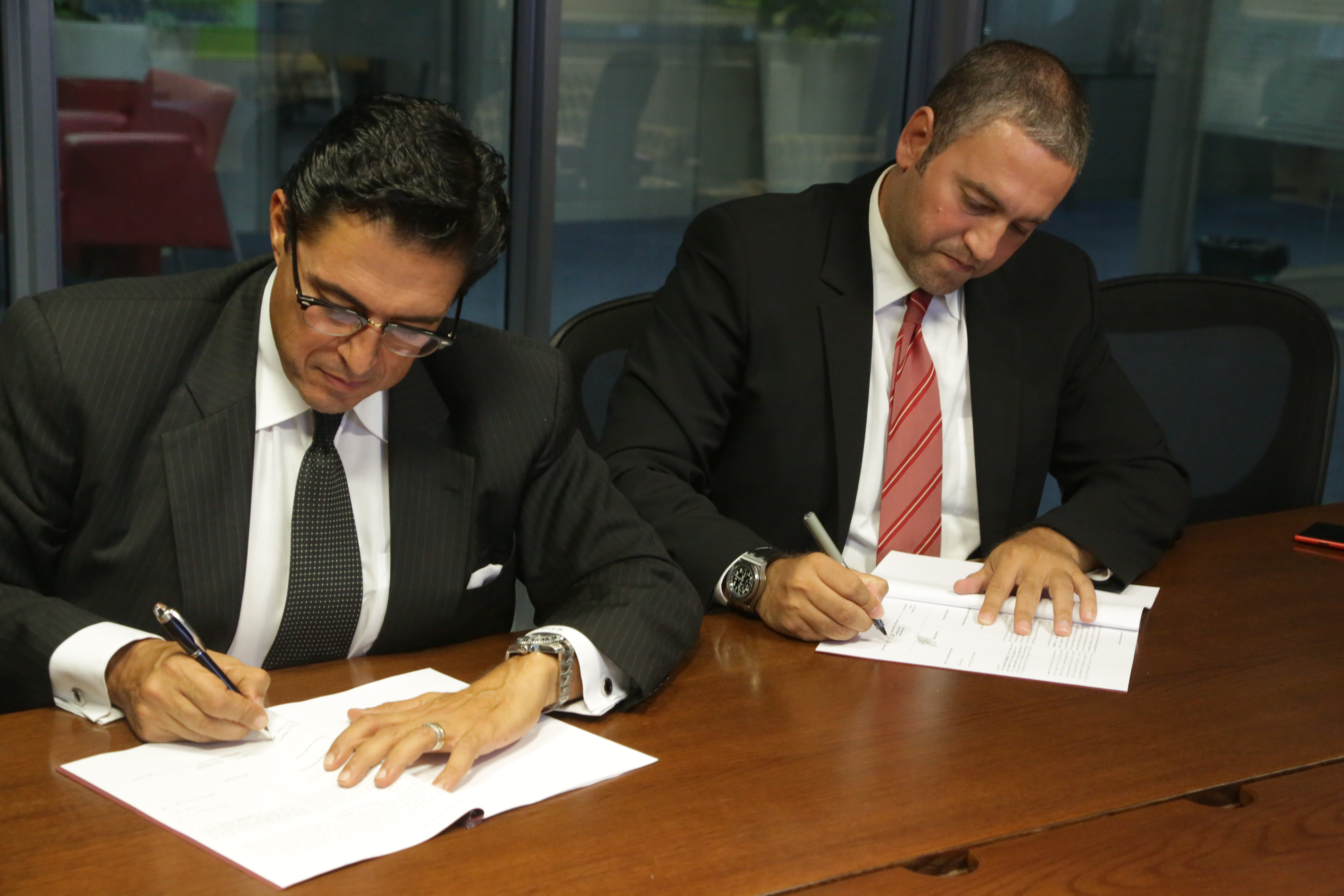 The signing of the agreement took place between Khaled Abd El Kader, General Manager of Microsoft and Hany El Messiry, Governor of Alexandria Photo Handout to DNE