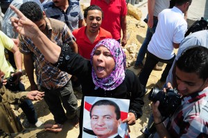 Mubarak supporters in front of Tora Prison (Photo by Ahmed AlMalky/DNE)