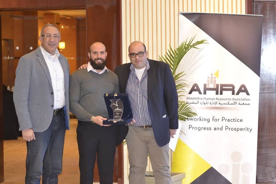 Mahmoud Mansi receives honorary award from AHRA (Alexandria Human Resources Association) after sharing his model “Shared Development”