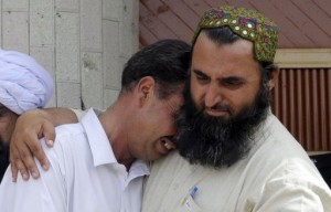 A Pakistani man comforts a mourner at the site of a suicide bomb attack in Quetta on August 8, 2013 (AFP, Banaras Khan)