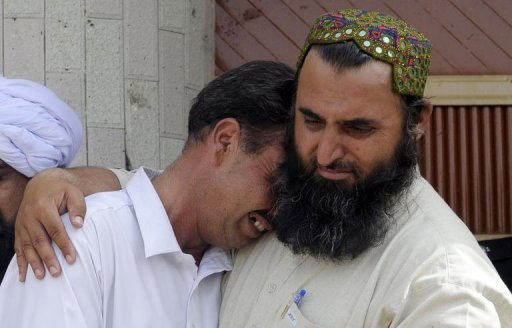 A Pakistani man comforts a mourner at the site of a suicide bomb attack in Quetta on August 8, 2013 (AFP, Banaras Khan)