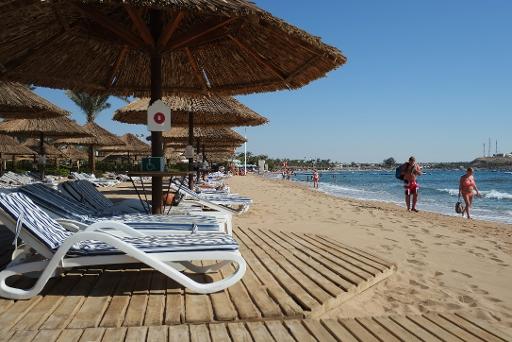 Empty reclining chairs on the beach in the Egyptian Red Sea resort of Sharm el-Sheikh on 19 February 2014 (AFP, Khaled Desouki)