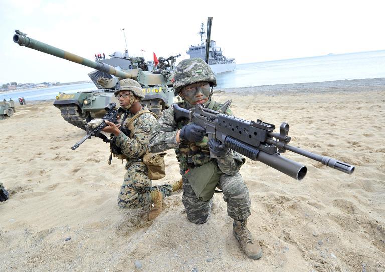 South Korean (R) and US Marines (L) take position on a beach during a joint military drill in Pohang, southeast of Seoul on April 26, 2013 (AFP Photo/Jung Yeon-Je)