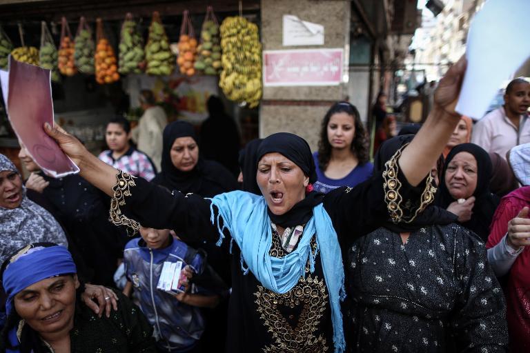 People gather on June 21, 2014 in Egypt's southern province of Minya to express their satisfaction after a court confirmed death sentences for 183 Islamists, including Muslim Brotherhood leader Mohamed Badie (AFP Photo/Mohamed Elshahed)