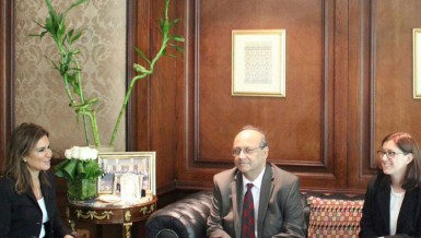 Minister of International Cooperation Sahar Nasr met with regional director of the World Bank Asaad Allam on Sunday to discuss the possibility of increasing cooperation between the ministry and the bank in the forthcoming period.