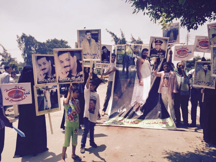 The family and relatives of Al-Sayed Al-Kosbary protest demanding retribution for his death, for which 3 policemen are on trial facing torture charges. Photo by Al-Haqanya Law center