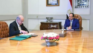 President Abdel Fattah Al-Sisi met with Prime Minister Sherif Ismail on Tuesday to listen to the latest details on the cabinet’s programme entitled “Beginning and Hope”, which aims to lower the budget deficit and inflation rate.