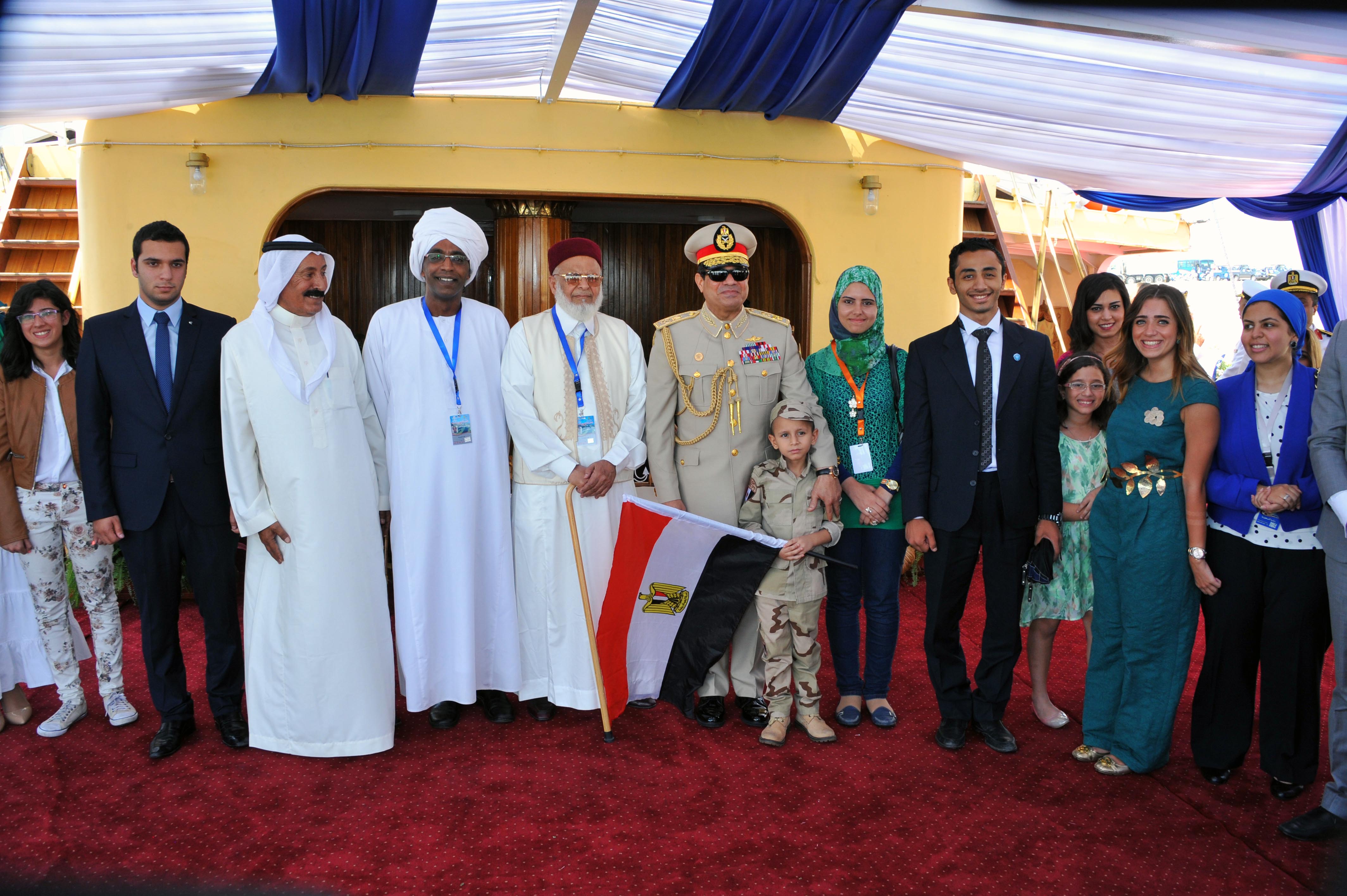 President Al-Sisi with Egyptian citizens, accompanying him to the New Suez Canal. (presidential handout photo)
