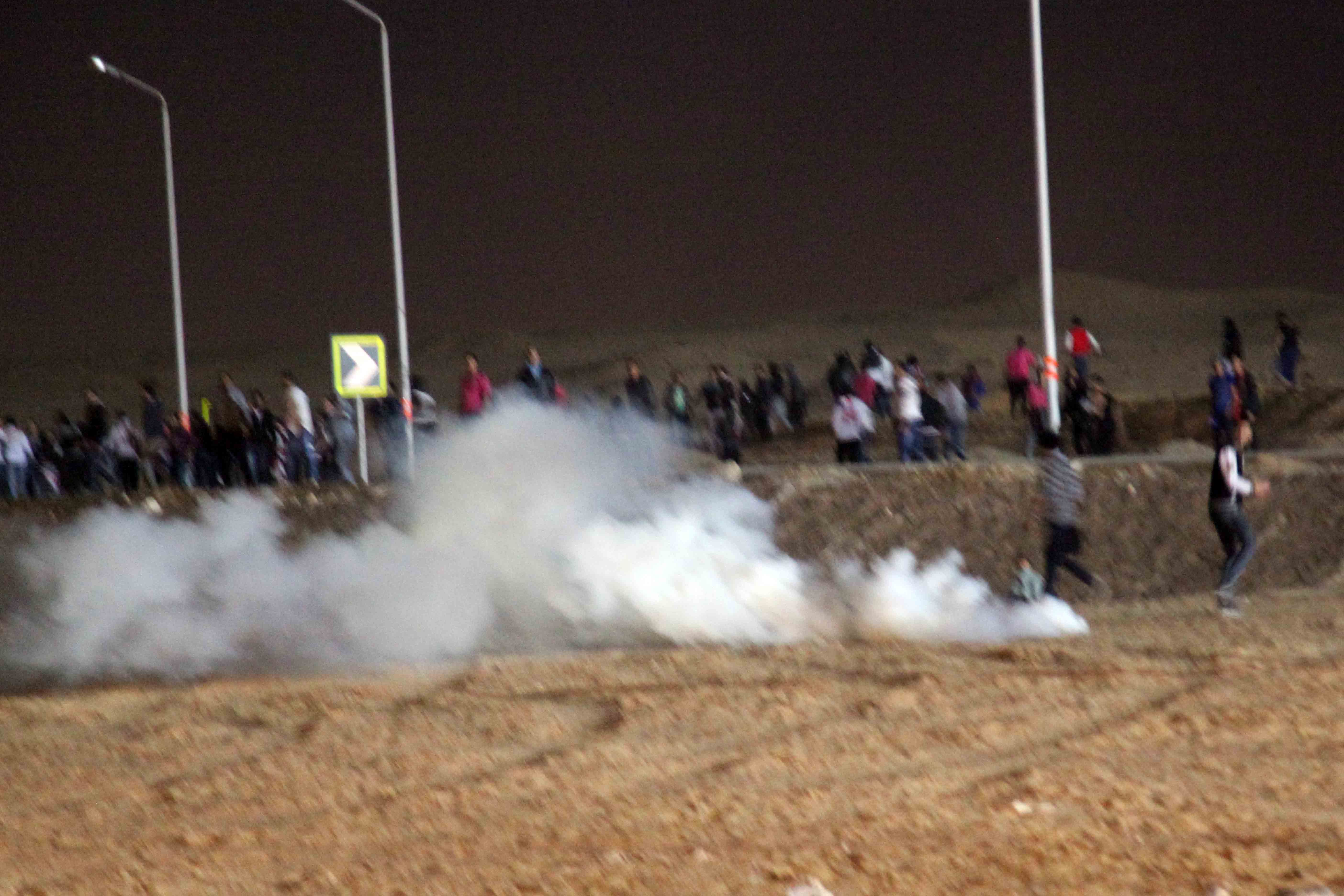 Ultras White Knights clashes with the security in Air Defence Stadium on Sunday. (Phot by Amany Kamal)