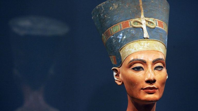 Queen Nefertiti statue