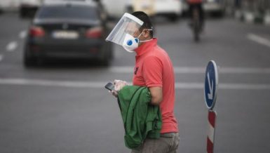 A man wearing a face mask crosses a street in Tehran, Iran, April 24, 2020 amid coronavirus pandemic.(Xinhua/Ahmad Halabisaz)