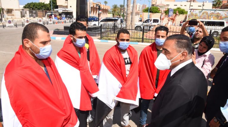 Egyptian expats abducted by traffickers in Libya return home and received by Matrough governor Daily News Egypt
