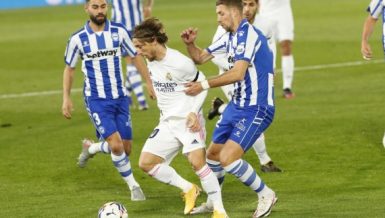 Alaves' Florian Lejeune (R) vies with Real Madrid Luka Modric (C) during a Spanish football league match between Real Madrid and Deportivo Alaves in Madrid, Spain, Nov. 28, 2020. (Photo by Edward F. Peters/Xinhua)