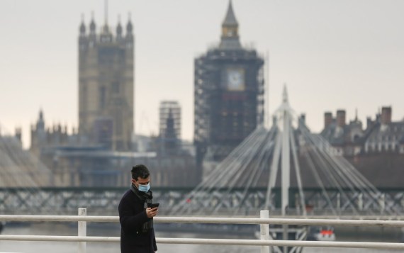 Coronavirus in Britain: Photo taken on Dec. 29, 2020 shows a man walking along the Waterloo Bridge backdropped by the Houses of Parliament in London, Britain. (Xinhua/Han Yan)