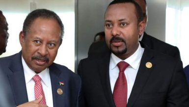 Sudan Prime Minister Abdalla Hamdok (L) with Ethiopia Prime Minister Abiy Ahmed (R)